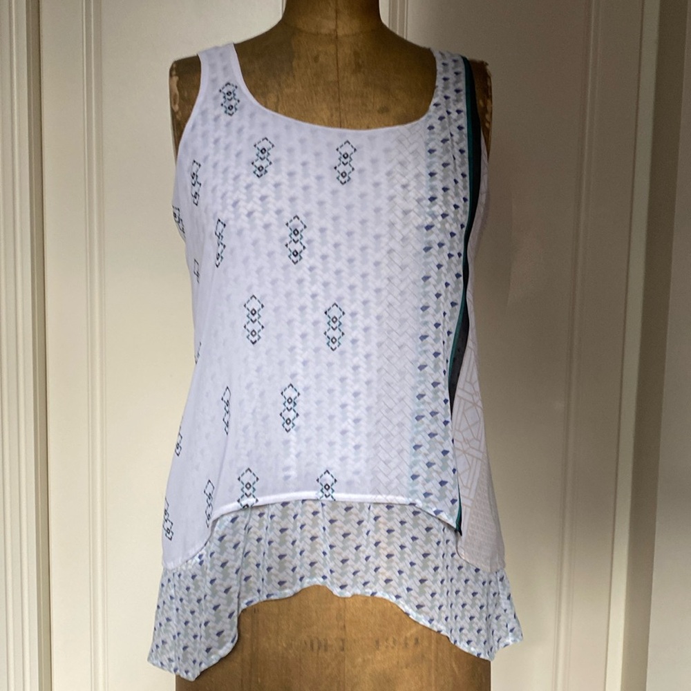 WHITE HOUSE BLACK MARKET SLEEVELESS BLOUSE SIZE S.